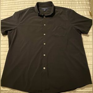 Mizzen + Main Leeward black shirt sleeve button up. Large Regular fit.